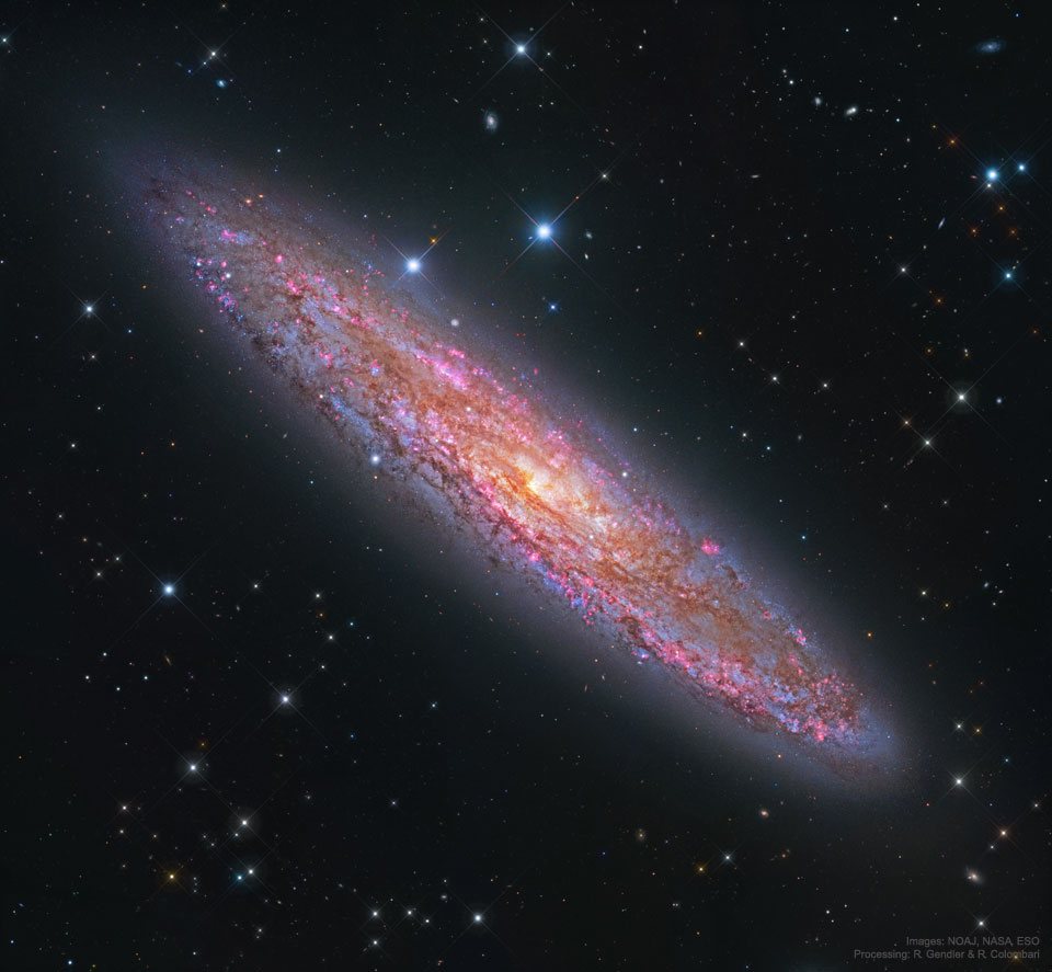 Die Starburstgalaxie NGC 253 - auch Silberdollargalaxie - wurde 1783 von der Astronomin Caroline Herschel entdeckt; Ein Klick auf das Bild lädt die höchstaufgelöste verfügbare Version.