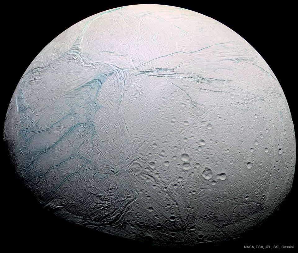 Befindet sich unter der eisigen Oberfläche des Saturnmondes Enceladus ein Ozean aus flüssigem Wasser?