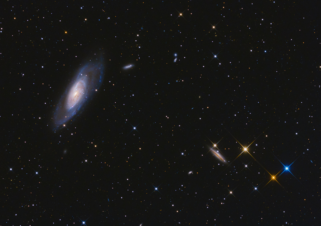 Die prächtige Spiralgalaxie M106 oder NGC 4258 in der Canes-Venatici-II-Gruppe in den Jagdhunden; Ein Klick auf das Bild lädt die höchstaufgelöste verfügbare Version.