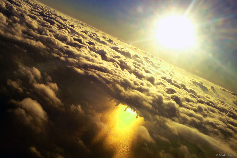 Die Schatten von Chicago treten unter den Wolken auf dem Michigansee hervor.