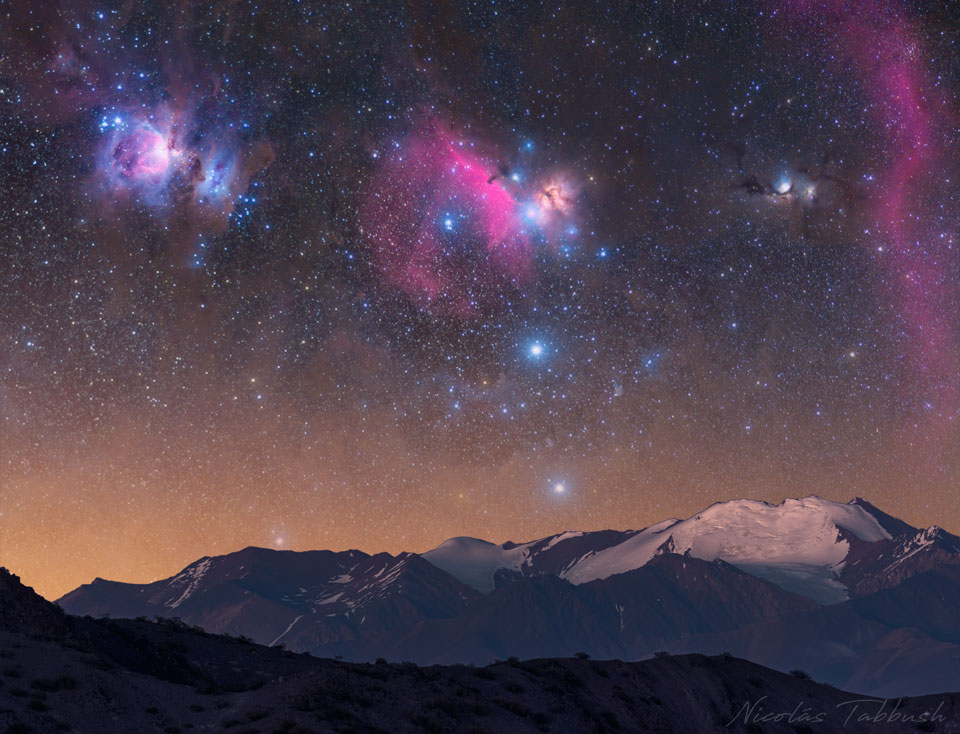 Bergpanorama mit den Gürtelsternen des Orion und dem Orionnebel, dem Pferdekopfnebel, dem Flammennebel und der Barnardschleife.