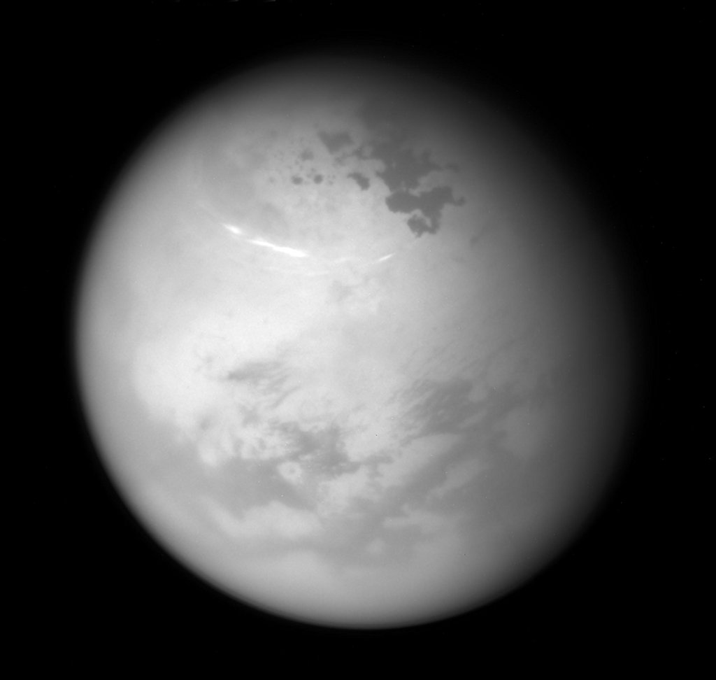 Heute beginnt mit der Sommersonnenwende auf der Nordhalbkugel der Erde der Sommer. Auf dem Saturnmond Titan (im Bild) begann der Sommer vor 3 Jahren.