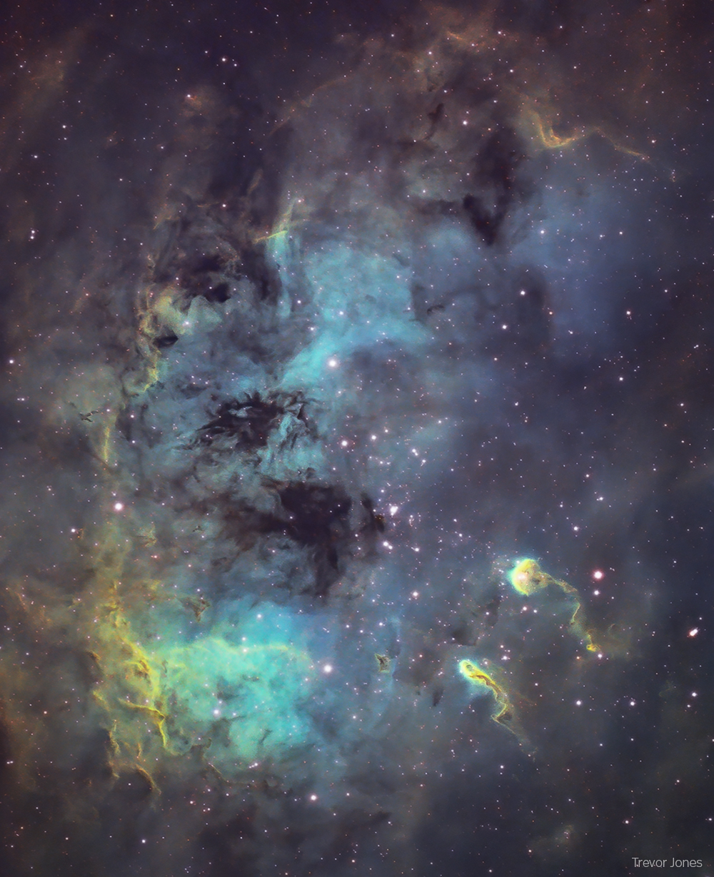 Der Nebel IC 410 umgibt den Sternhaufen NGC 1893, er enthält auch zwei kosmische Kaulquappen.