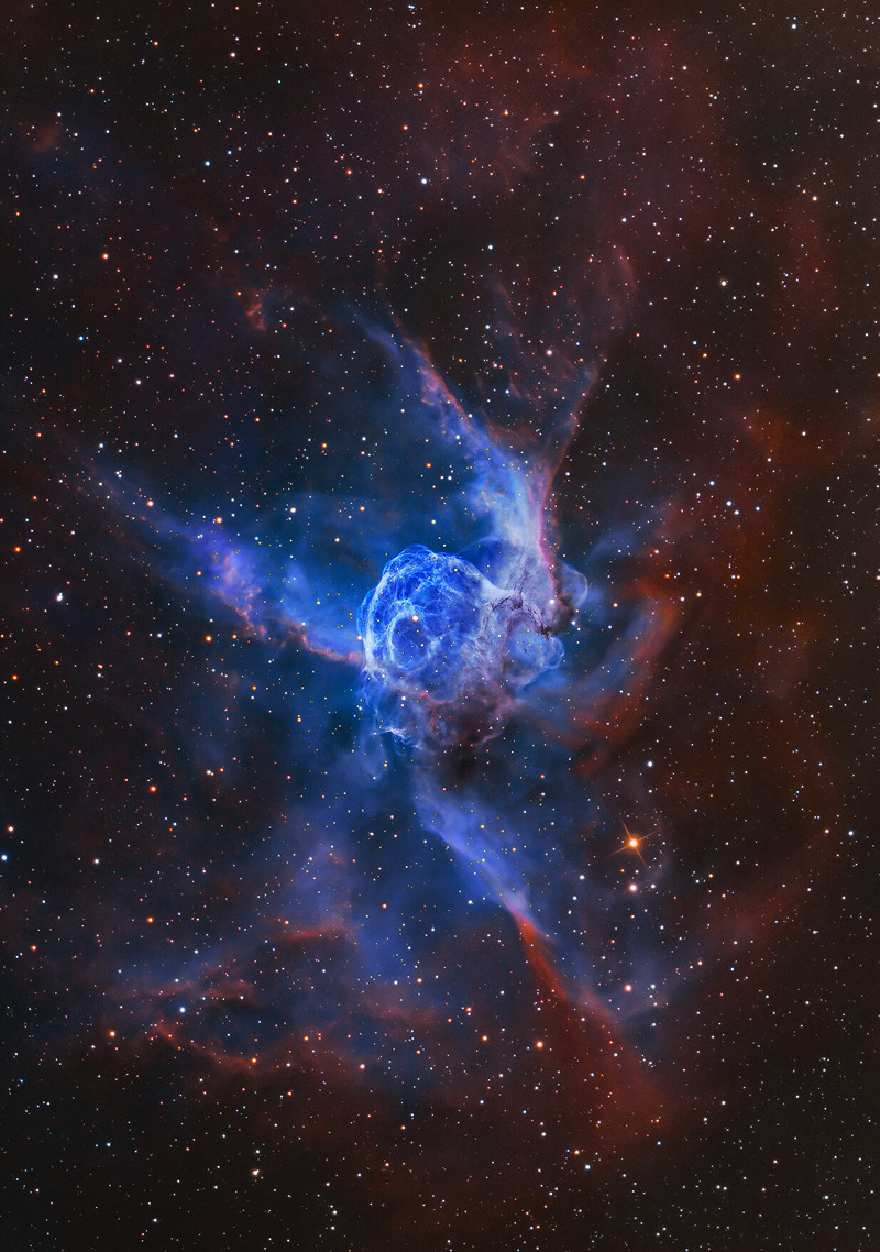 NGC 2359 ist ein 30 Lichtjahre großer leuchtender Nebel im Sternbild Großer Hund, im Volksmund wird er Thors Helm genannt.