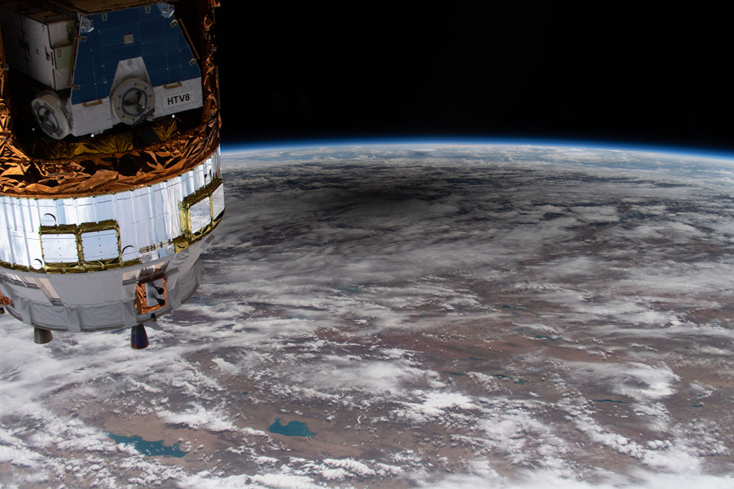 Eine Kamera an der Außenseite der Internationalen Raumstation ISS dokumentiert die Sonnenfinsternis vom Weltraum aus.