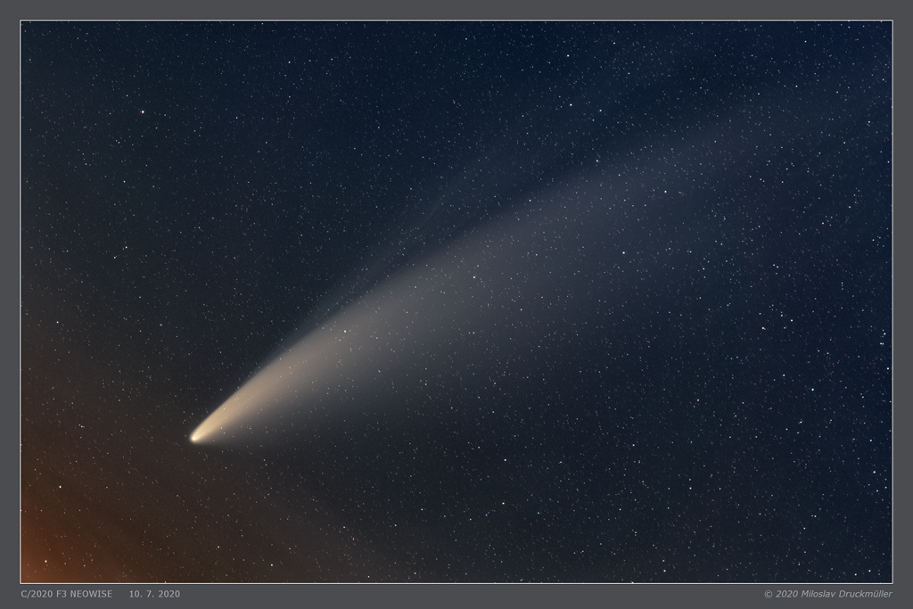 Komet NEOWISE (C/2020 F3) mit seinen Schweifen über Brünn in Tschechien.