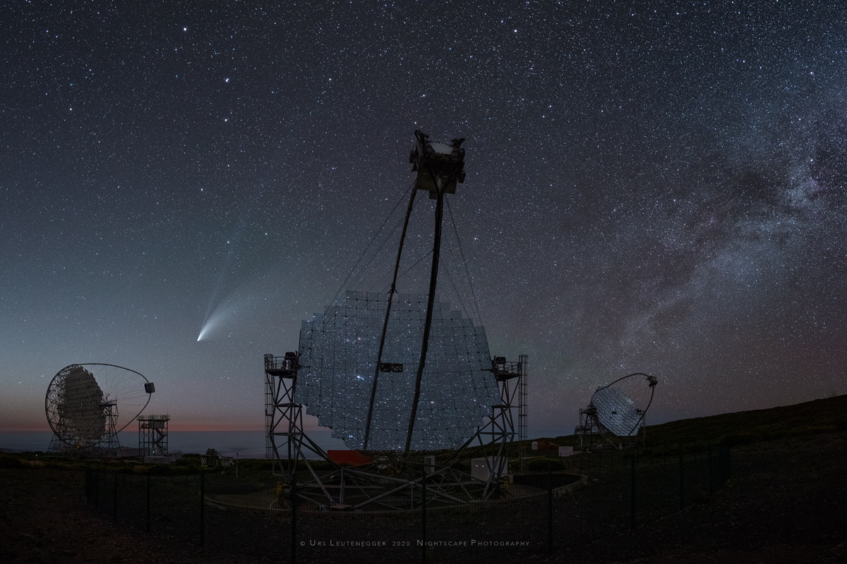 Hinter den MAGIC-Teleskopen der Europäischen Nordsternwarte auf La Palma steht Komet C/2020 F3 (NEOWISE).