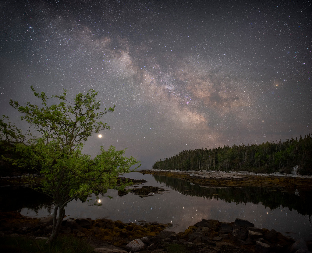 Der Nachthimmel mit Milchstraße, Antares und Jupiter über Dover in Nova Scotia.