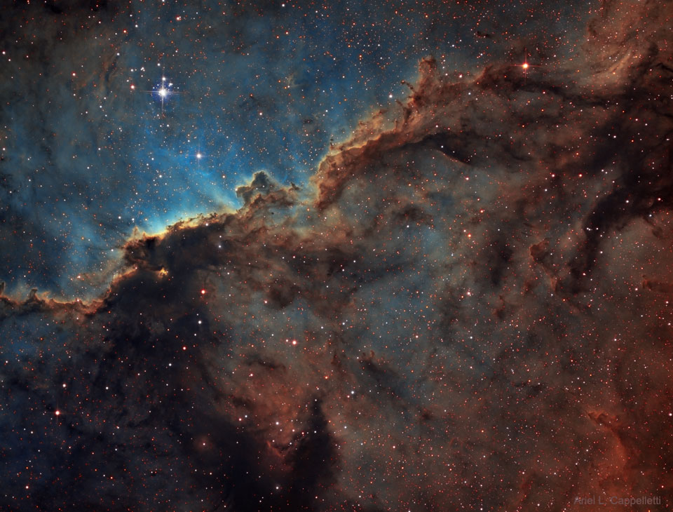 Der Emissionsnebel NGC 6188 am Rand einer großen Molekülwolke im Sternbild Altar (Ara) mit der jungen Ara-OB1-Assoziation