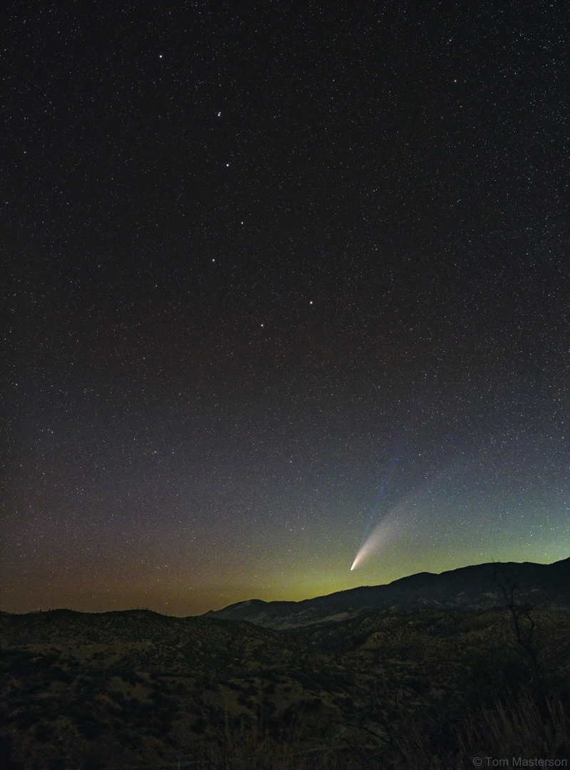 Dieser Schnappschuss zeigt den Kometen C/2020 F3 (NEOWISE) über dem Los Padres National Forest in Kalifornien.