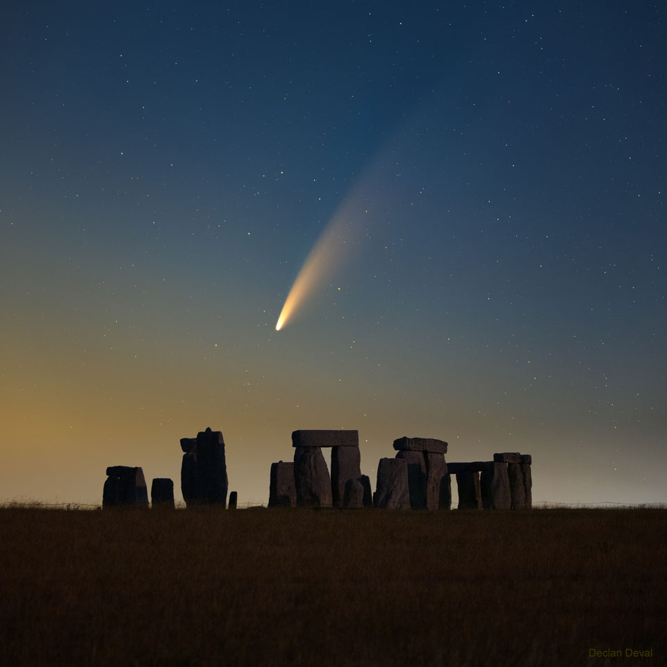 Komet C/2020 F3 NEOWISE über Stonehenge in England / Großbritannien / Vereinigtes Königreich.