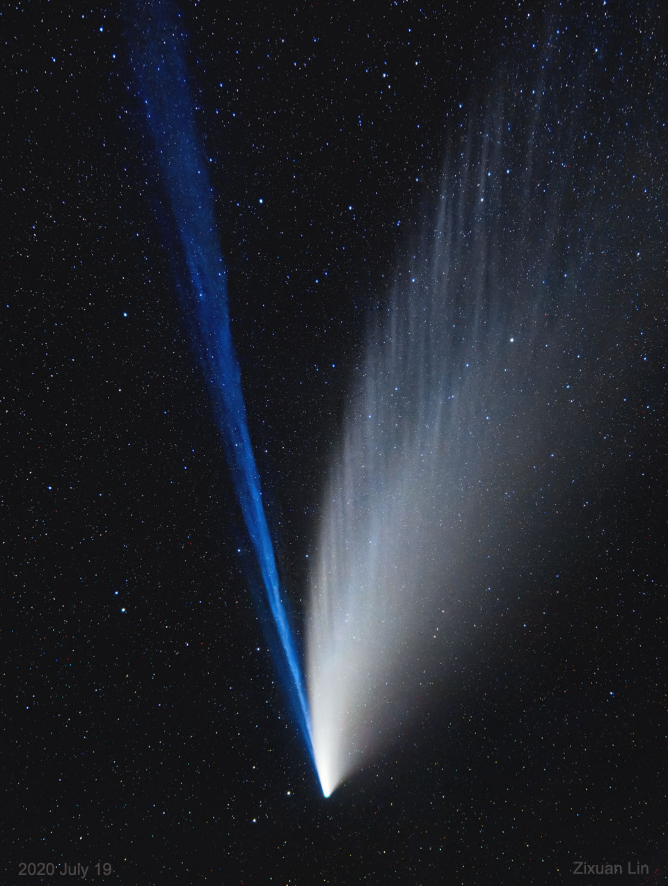 Komet C/2020 F3 (NEOWISE) entfaltet seine prächtig aufgefächerten Schweife über der Wüste Gobi in China.