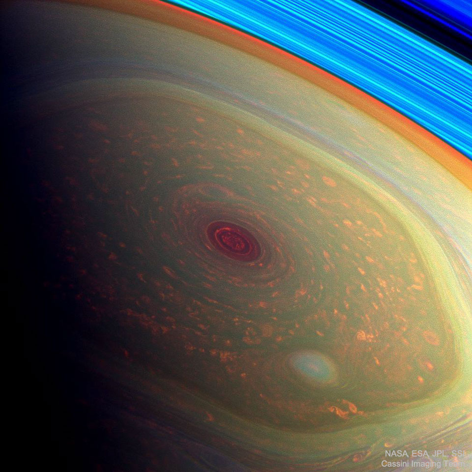 Das Sechseck an Saturns Nordpol wurde in den 1980er Jahren bei den Voyager-Vorbeiflügen an Saturn entdeckt. Diese einzigartige Struktur ist auch nach mehr als 30 Jahre.
