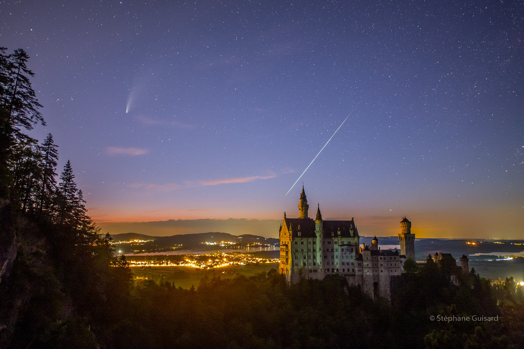 Ein Meteor der Perseiden und Komet NEOWISE über Schloss Neuschwanstein in Bayern (Deutschland).