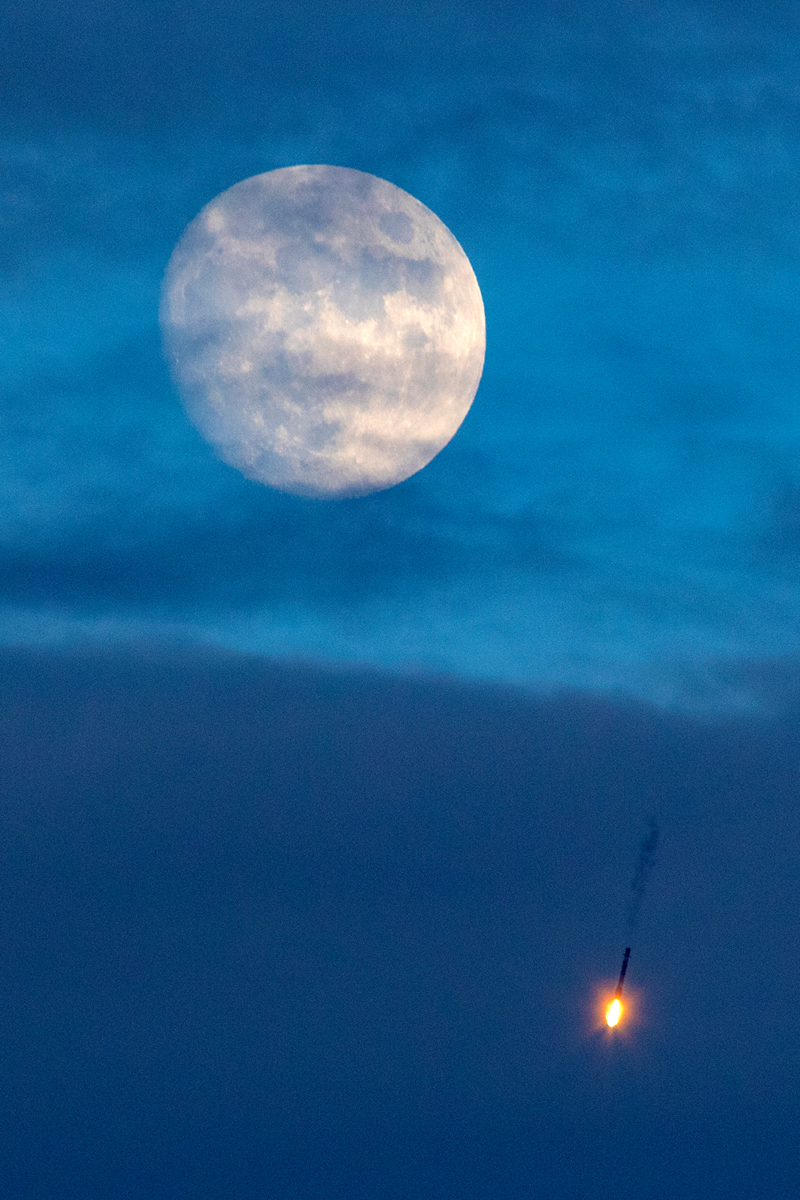 Raketenstart unter dem zunehmenden Mond: Eine Falcon-9-Rakete von SpaceX bringt den Satelliten SAOCOM 1B in eine polare Umlaufbahn.