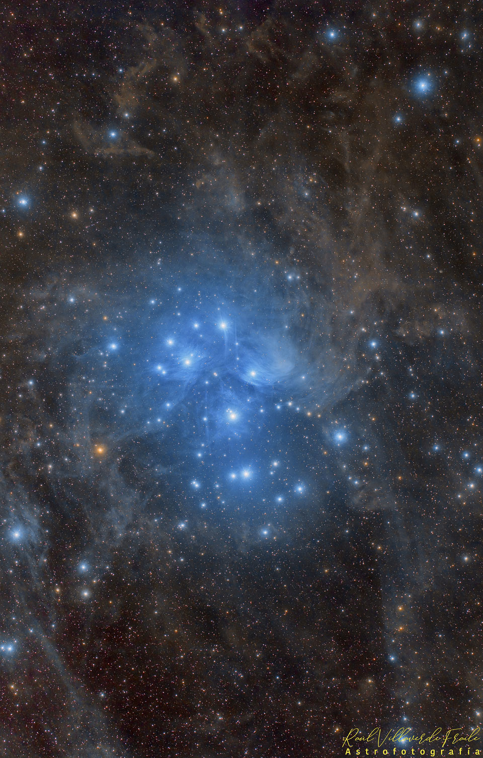 Die Plejaden sind auch als die sieben Schwestern oder M45 bekannt. Sie liegen ungefähr 400 Lichtjahre entfernt im Sternbild Stier (Taurus).