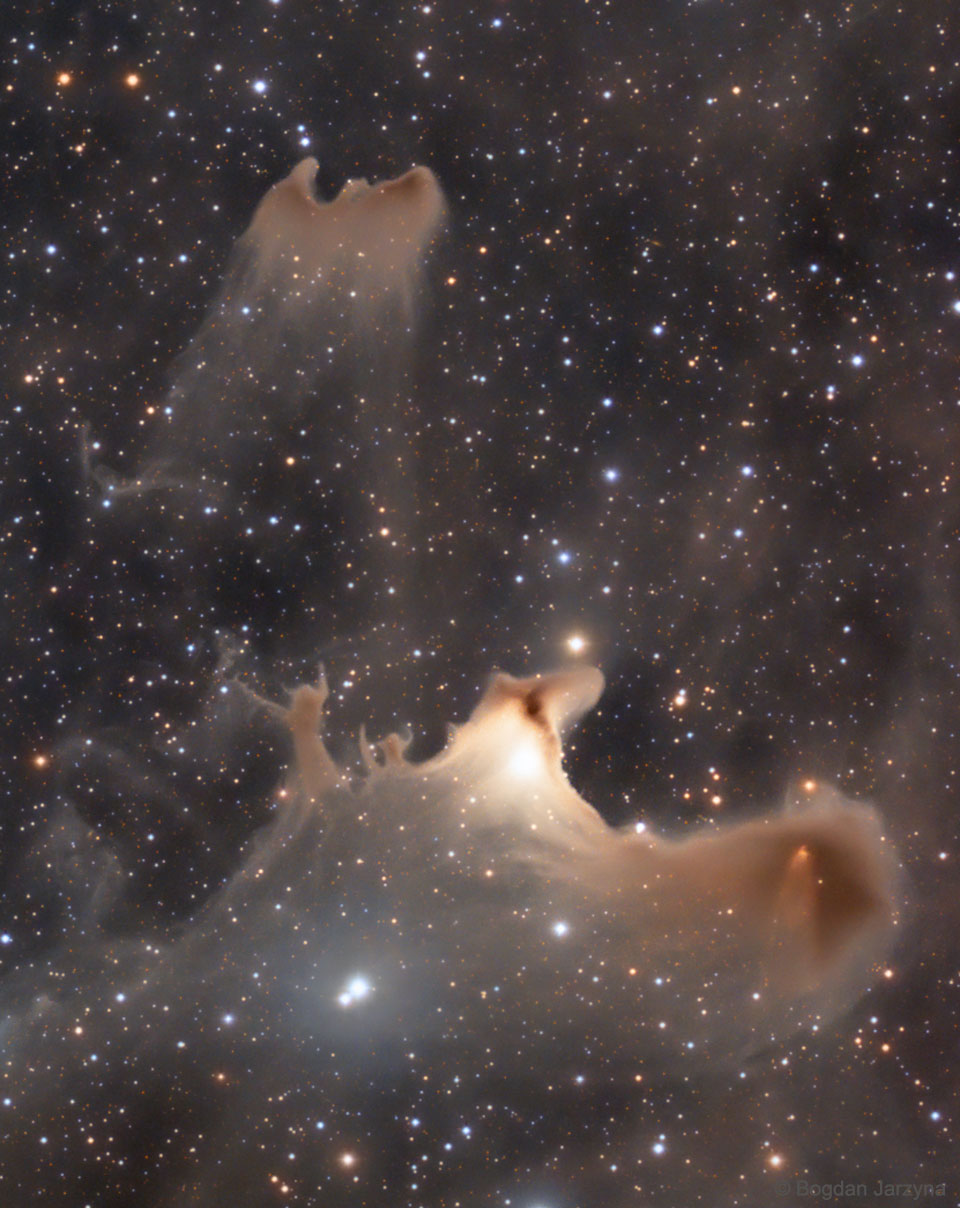 VdB 141 oder Sh2-136 wird auch Geisternebel genannt, er ist größer als zwei Lichtjahre und 1200 Lichtjahre entfernt.