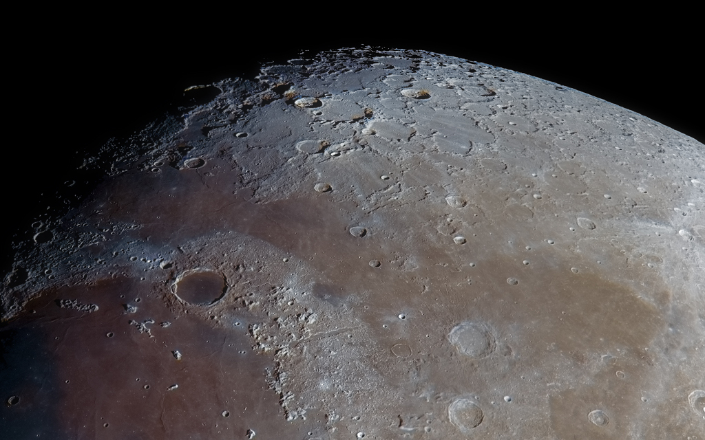 Dieses Bild zeigt den 95 Kilometer großen Krater Plato und die sonnenbeleuchteten Gipfel der lunaren Alpen (Montes Alpes) zwischen dem südlicheren Mare Imbrium (Regenmeer) und dem Mare Frigoris (Meer der Kälte).