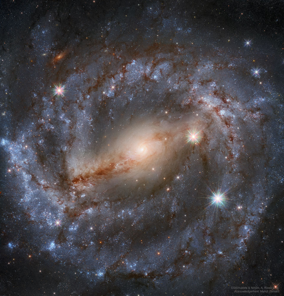 NGC 5643 ist nur 55 Millionen Lichtjahre entfernt und hat einen Durchmesser von zirka 100.000 Lichtjahren.