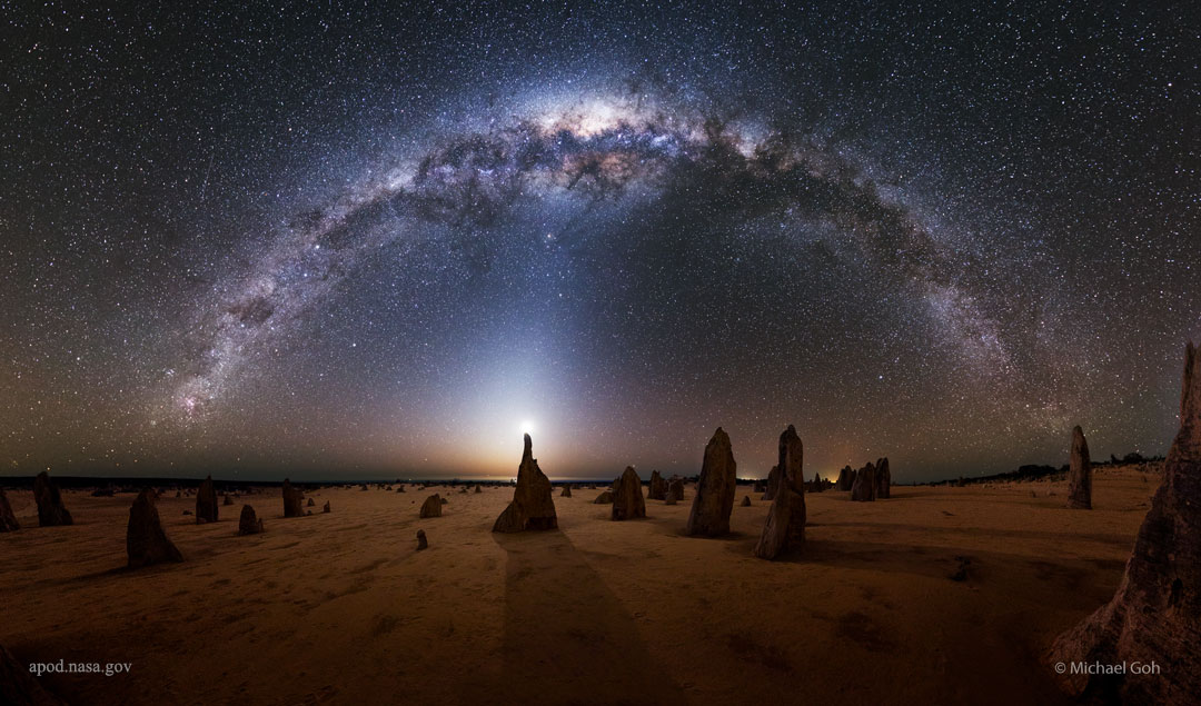 Die Pinnacles sind ungewöhnliche Steinsäulen im Nambung National Park in Westaustralien, im Hintergrund leuchten der Mond, die Milchstraße und das Zodiakallicht.