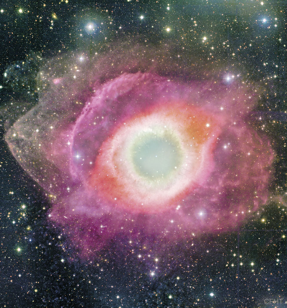 Der Helixnebel mit der Bezeichnung NGC 7293 ist etwa 2,5 Lichtjahre groß liegt ungefähr 700 Lichtjahre entfernt im Sternbild Wassermann (Aquarius).