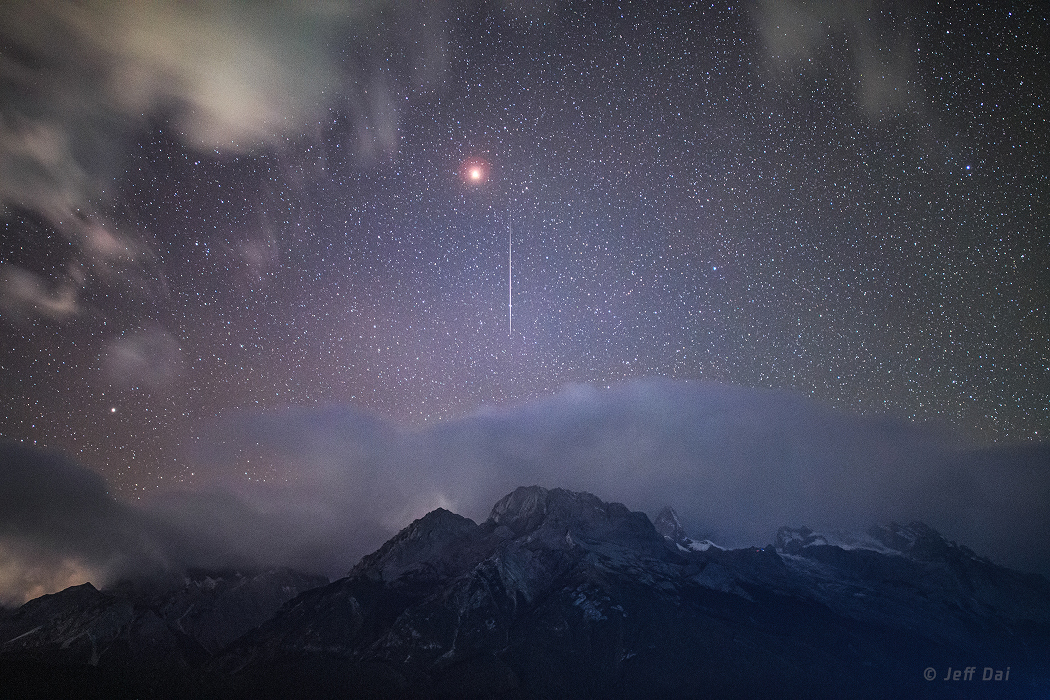 Mars und ein Meteor der Leoniden über dem Yulong Xueshan (Jadedrachen-Schneegebirge) in der Provinz Yunnan in China.