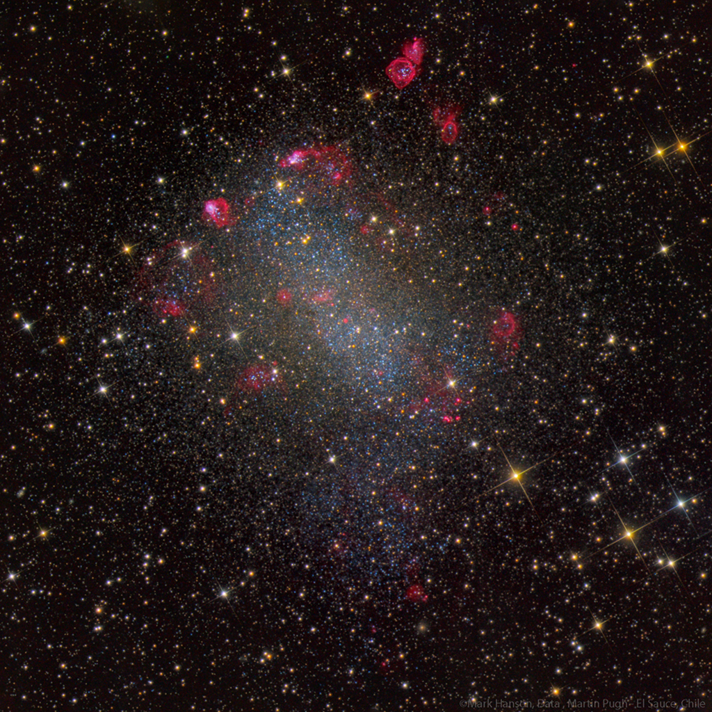 NGC 6822 ist eine irreguläre Zwerggalaxie, ähnlich wie die Kleine Magellansche Wolke, ihr Durchmesser beträgt etwa 7000 Lichtjahre.