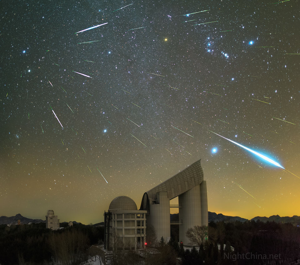 Meteore des Geminiden-Meteorstroms über dem Xinglong-Observatorium in China.