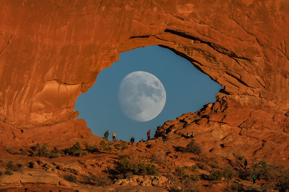 Der Mond in der Öffnung dieses Felsbögens im Arches-Nationalpark in der Nähe von Moab in Utah (USA) sieht wie ein Auge am Himmel aus.