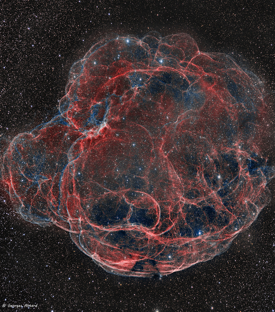 Der Supernovaüberrest Simeis 147 ist auch als Sharpless 2-240 katalogisiert und trägt den Spitznamen Spaghettinebel.