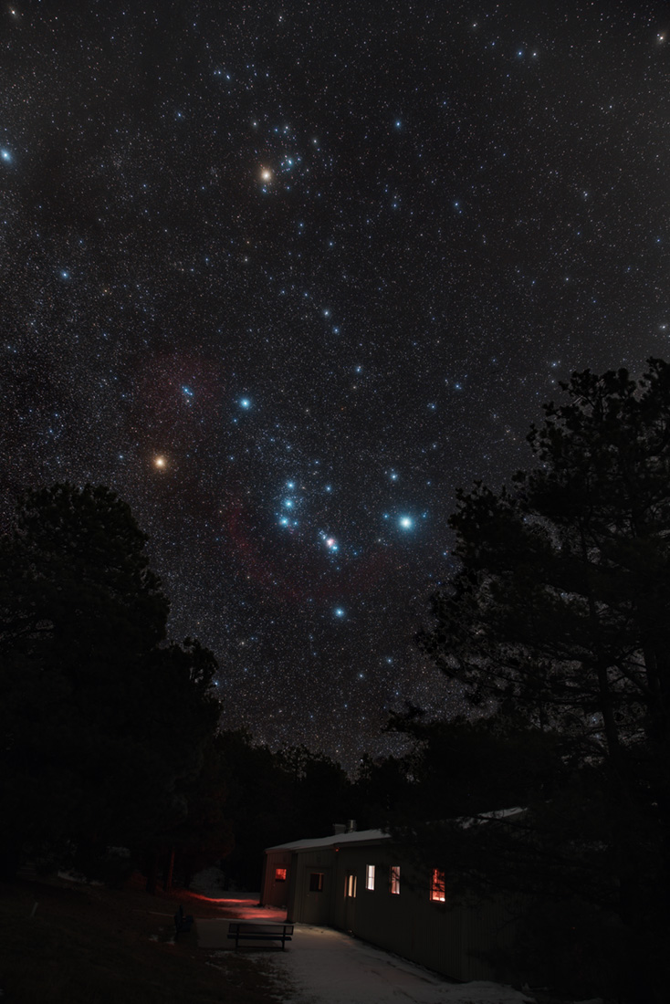 Orion mit Betelgeuse und der Stier mit dem Riesenstern Aldebaran in den Hyaden leuchten auf dieser nördlichen Nachthimmelslandschaft.