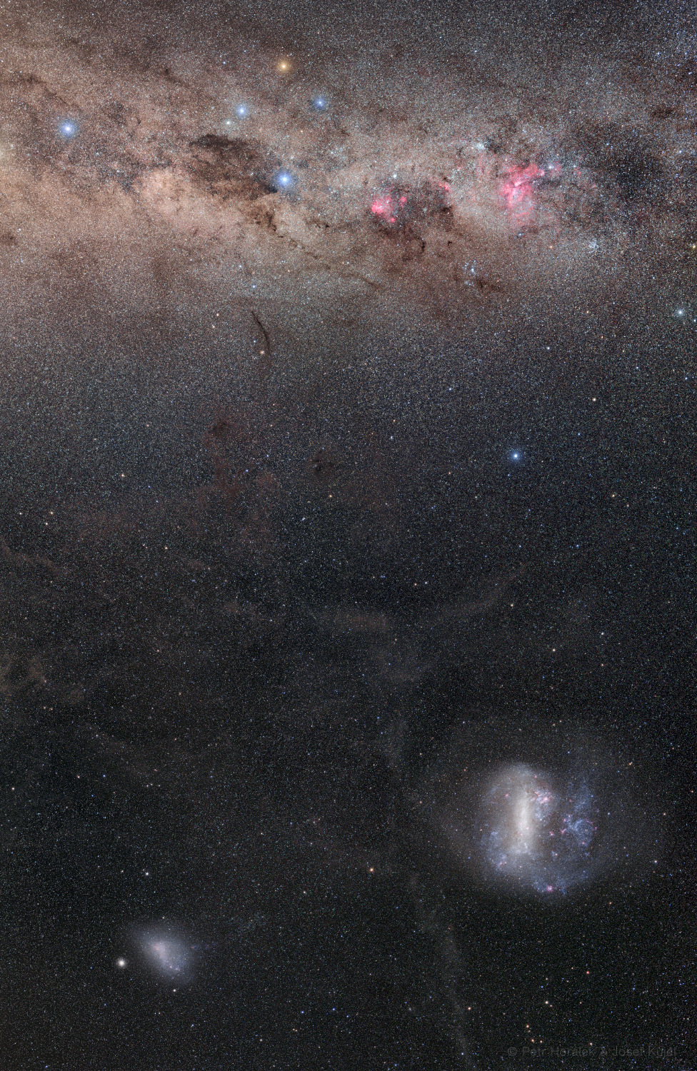 Südhimmelspanorama mit dem Kreuz des Südens in der Milchstraße, den Magellanschen Wolken und Sigma Octantis, der den Himmelssüdpol zeigt.