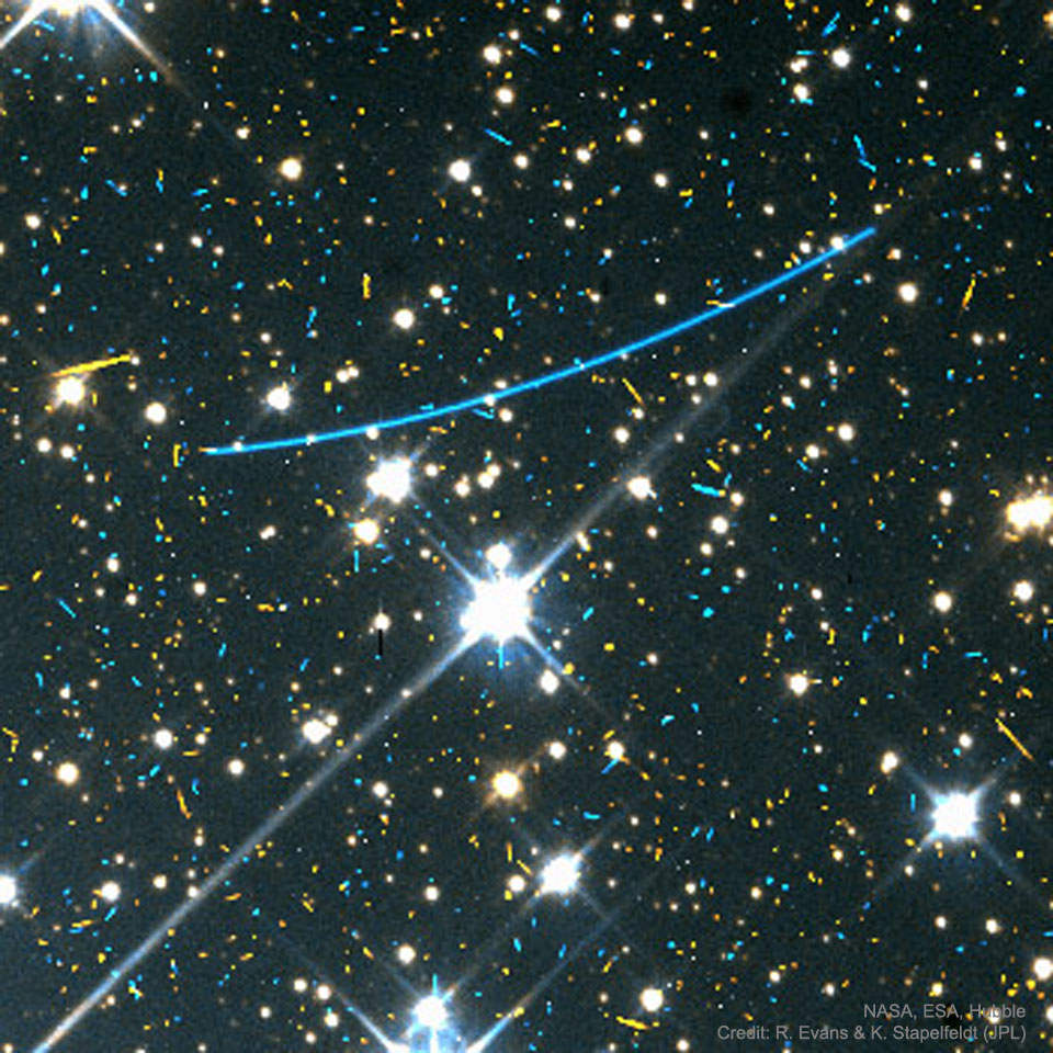 1998 wurde auf diesem Archivbild des Weltraumteleskops Hubble die lange blaue Spur eines Asteroiden entdeckt.