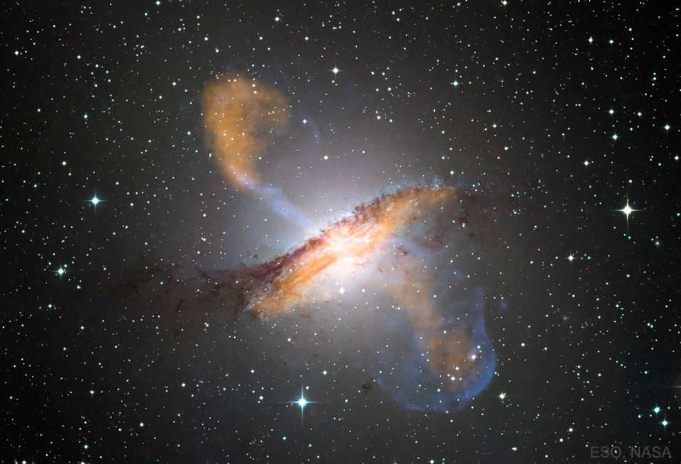 Aus Centaurus A strömen Plasmastrahlen, die mehr als eine Million Lichtjahre lang sind.