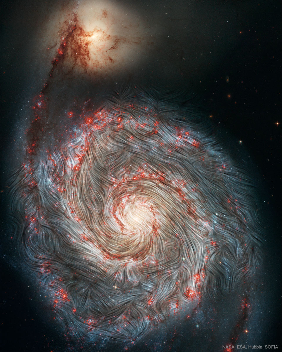 Dieses Bild entstand aus Daten des Weltraumteleskops Hubble und dem Stratosphären-Observatorium für Infrarot-Astronomie (SOFIA). Es zeigt Magnetfelder in der Strudelgalaxie M51.