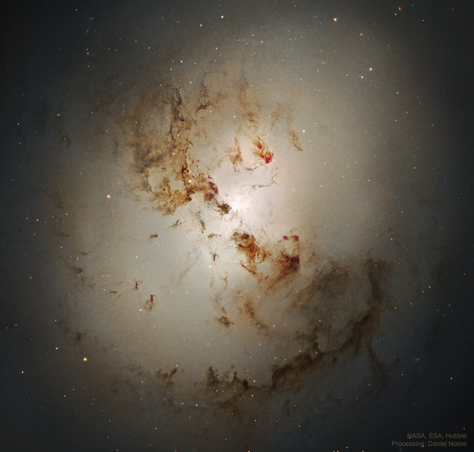 NGC 1316 ist vermutlich eine riesige elliptische Galaxie und vermutlich das Ergebnis einer riesigen Galaxienkollision.