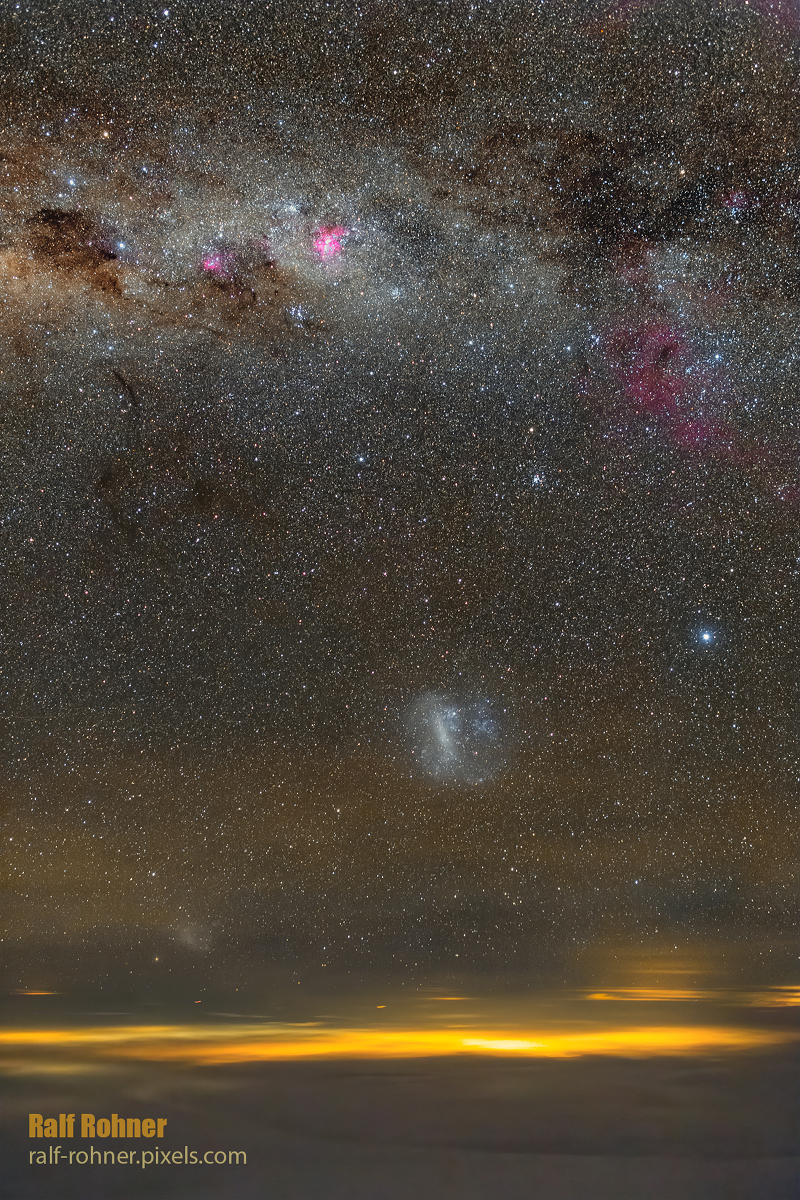 Südhimmel mit Carinanebel, Gum-Nebel, Kanopus im Sternbild Schiffskiel, Große und Kleine Magellansche Wolke.