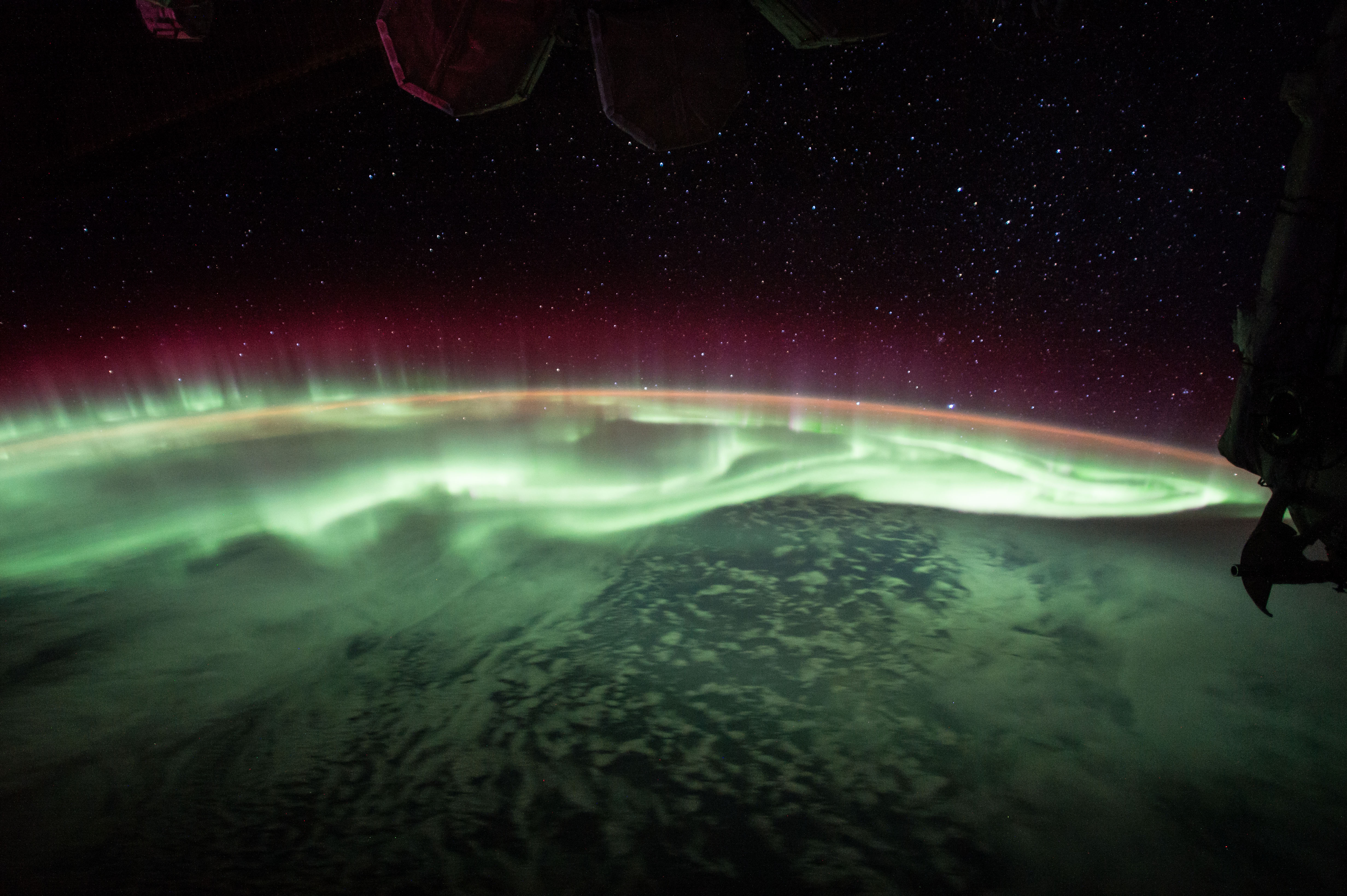 Dieser Schnappschuss vom 25. Juni 2017 von der auf der Internationalen Raumstation in einer etwa 400 Kilometer hohen Umlaufbahn zeigt ein Polarlicht den Himmel.