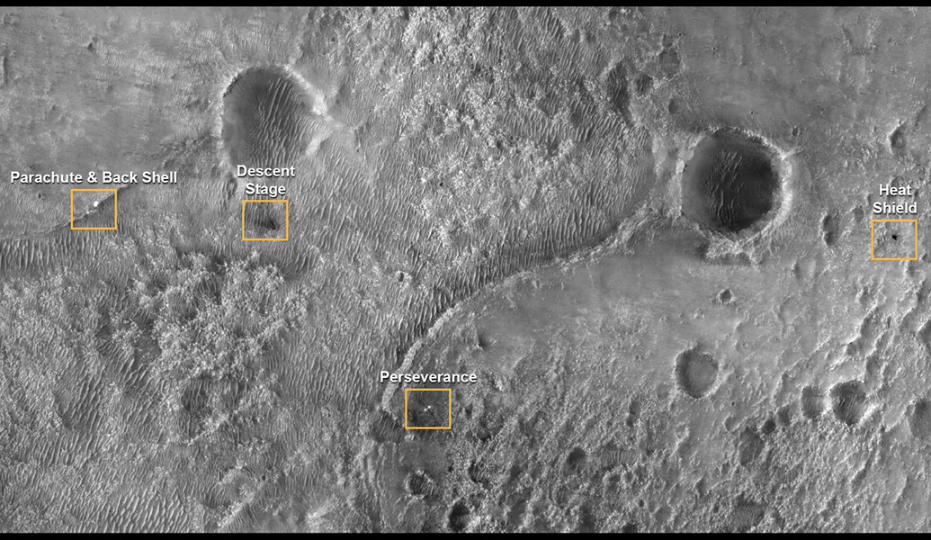 Die Positionen von Abstiegsstufe, Hitzeschild, Fallschirm und Rückwand der Mission 2020 sind auf einem Bild aus dem Orbit markiert.