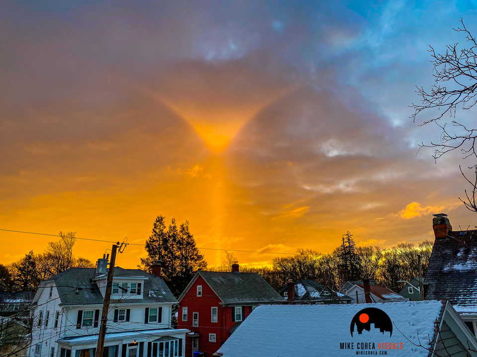 Sonnensäule mit oberem Berührungsbogen in Providence in Rhode Island (USA).