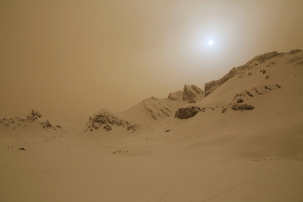 Diese verschneite Berg- und Himmelslandschaft wurde am 6. Februar in der Nähe von Melchsee-Frutt in der Zentralschweiz auf dem Planeten Erde fotografiert, als eine riesige Staubwolke aus der Sahara die Alpen erreichte.