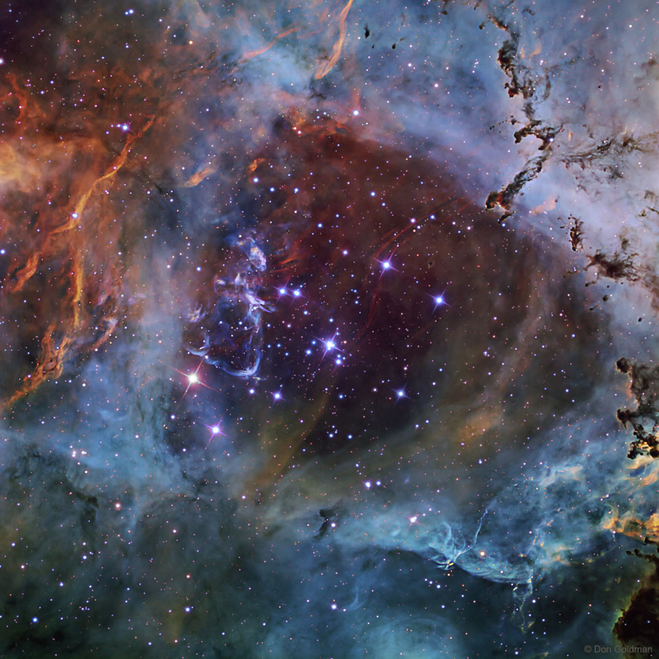 Im Zentrum des Rosettennebels im Sternbild Einhorn befindet sich der Sternhaufen NGC 2244.