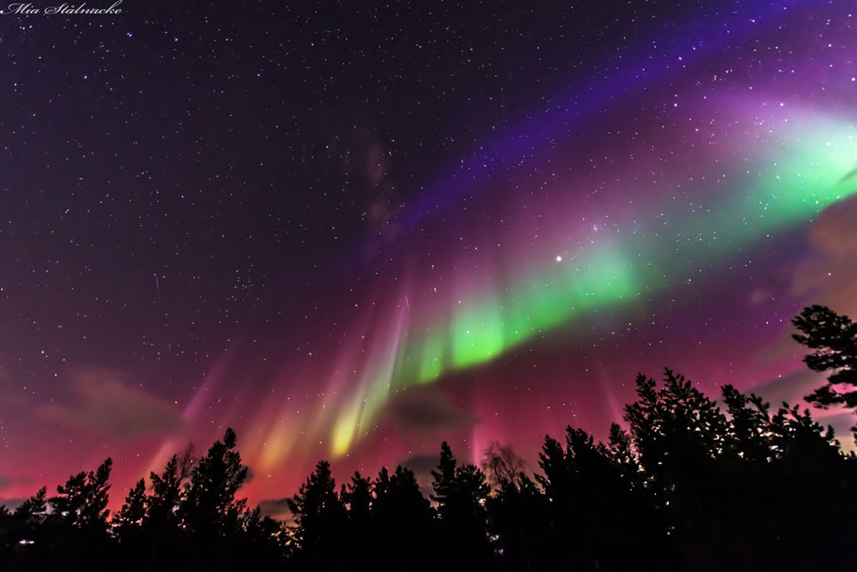 März 2015 war über Kiruna in Schweden ein ungewöhnlich gerades Polarlicht zu beobachten.