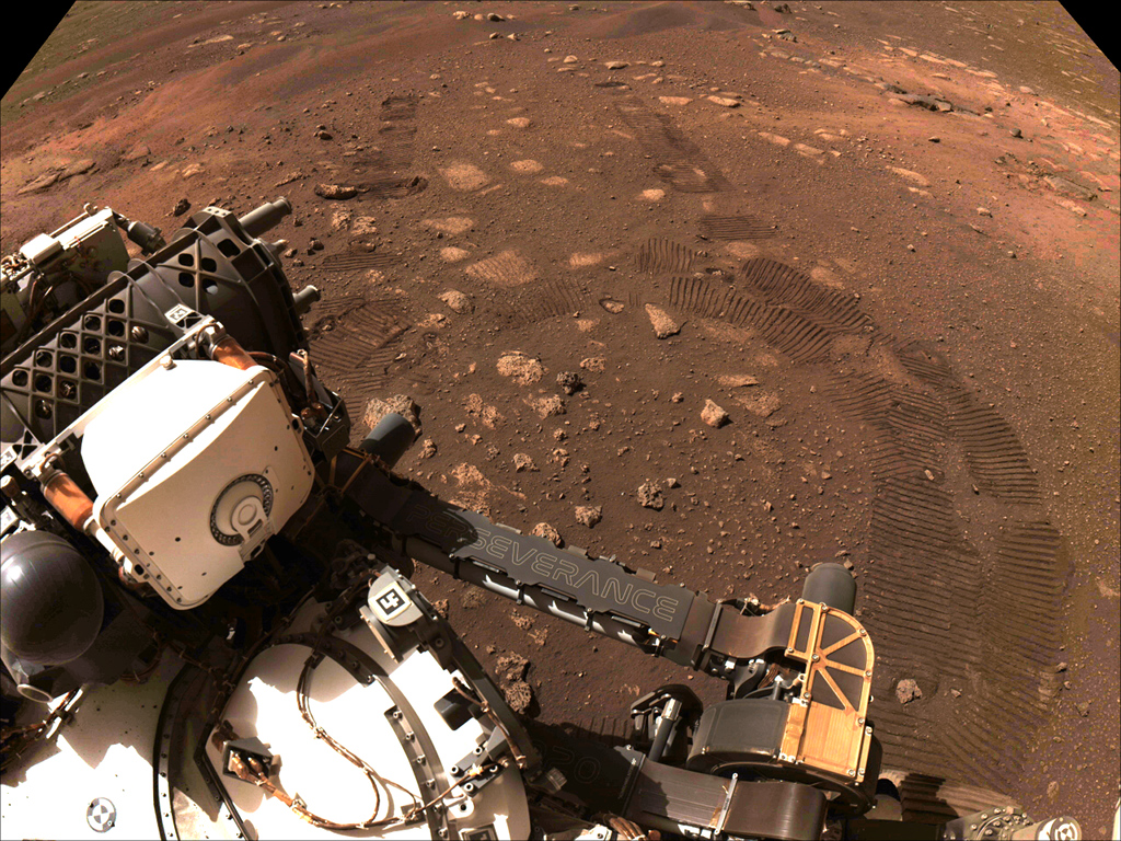 Der Rover Perseverance zeigt die Spuren seiner ersten Ausfahrt am 4. März 2021 im Krater Jezero auf dem Planeten Mars.