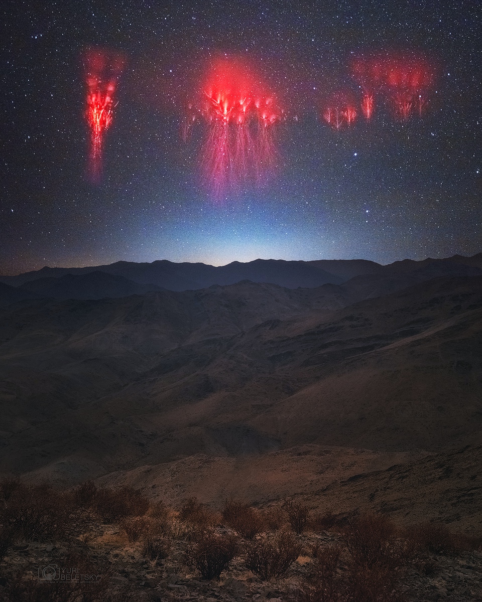 Rote Kobolde, gesehen vom Las-Campanas-Observatorium in Chile über den argentinischen Anden.
