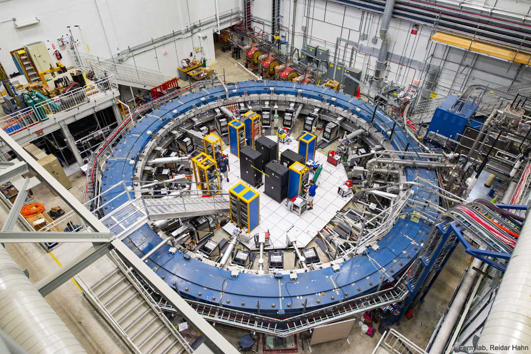 Experimente des Brookhaven National Laboratory und des Fermilabs (Bild) sind vielleicht ein Hinweis, dass es virtuelle Teilchen gibt, die außerhalb des Standardmodells liegen.