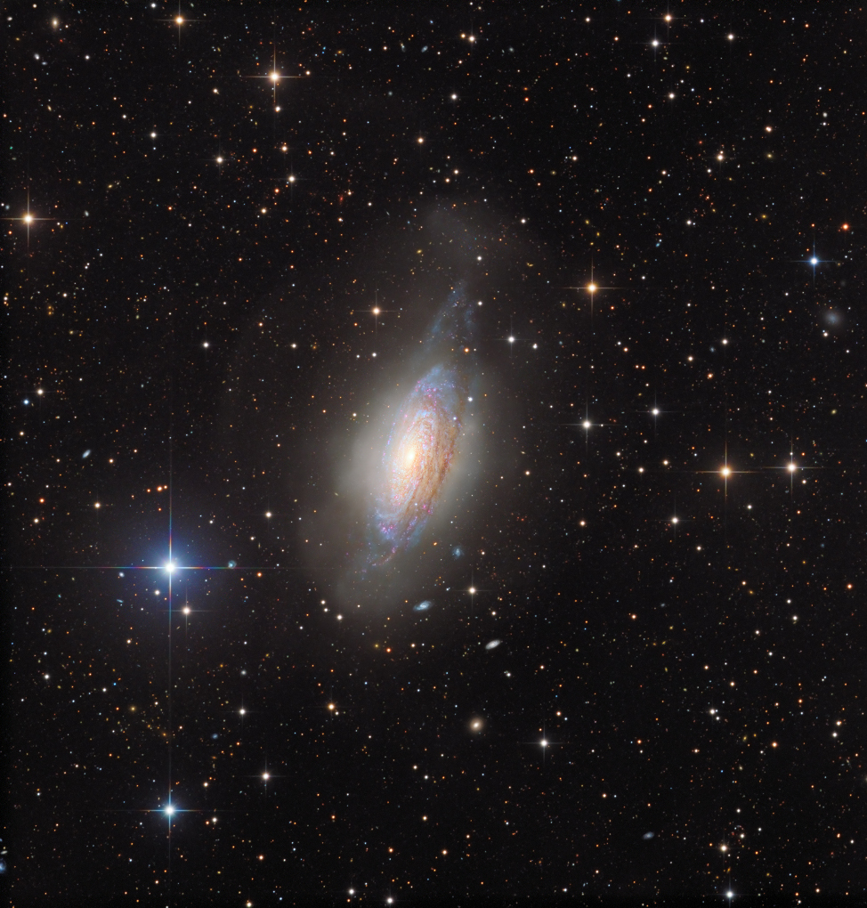 Die prächtige Spiralgalaxie NGC 3521 ist nur 35 Millionen Lichtjahre entfernt im Sternbild Löwe.