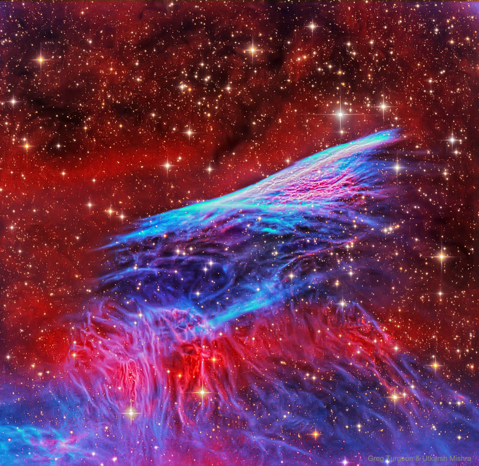 Der Nebel NGC 2736, auch Bleistiftnebel genannt, ist ein Teil des Vela-Supernovaüberrestes.