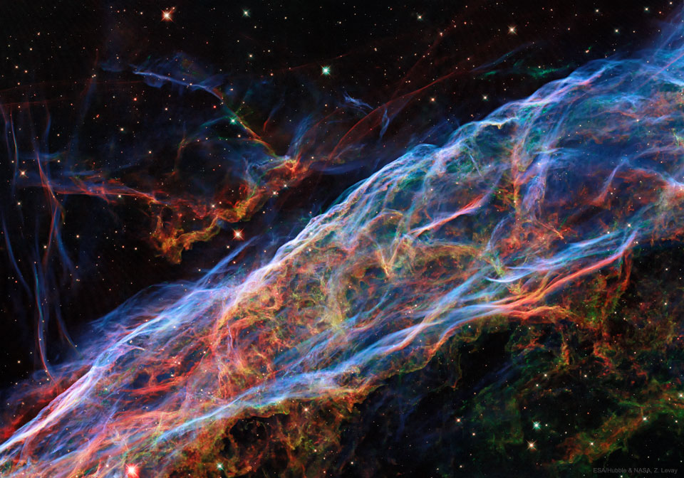 Der Schleiernebel im Sternbild Schwan (Cygnus) ist 1400 Lichtjahre entfernt und entstand aus einer Supernova vor 7000 Jahren.