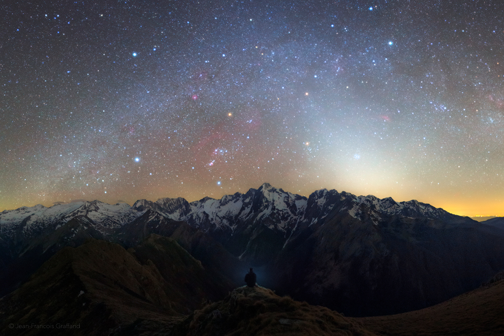 Nachthimmel über den Pyrenäen in Südfrankreich mit Milchstraße, Orion, Mars und Zodiakallicht.